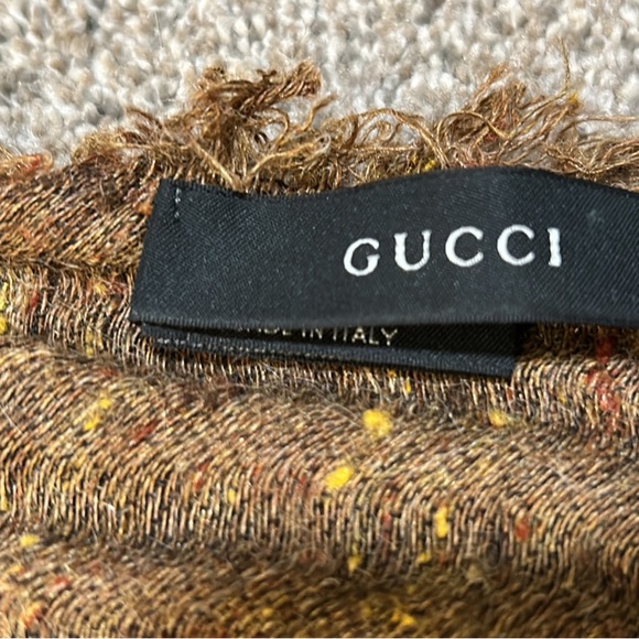 Authentic Gucci Scarf. Like new condition. Beautiful material and design. - Picture 4 of 5